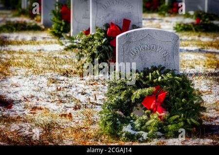 Kränze auf Gräbern von unbekannten US-Militärs auf einem Nationalfriedhof auf dem Friedhof im Norden von Virginia. Stockfoto