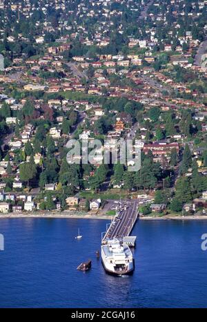 Die Washington State Ferry kommt am Fährhafen Fauntleroy in Seattle, Washington an Stockfoto