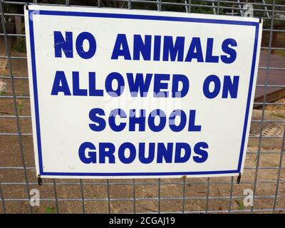 Ein Schild mit der Aufschrift: Keine Tiere auf dem Schulgelände, Queensland, Australien Stockfoto