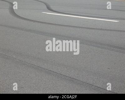 Rücksichtsloses Fahren. Autoreifen Rutschmarken auf einer Straße. Stockfoto