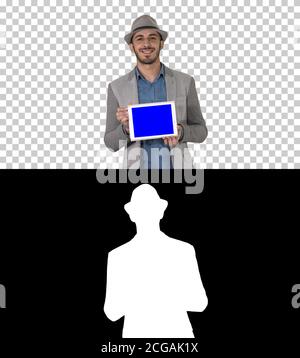 Casual Mann in einem Hut zu Fuß und zeigt digitale Tablet-Kamera, Alpha Channel Stockfoto