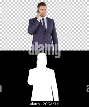 Nachdenklicher junger Geschäftsmann in Anzug und Krawatte, der schnell mehrere Anrufe macht, Alpha Channel Stockfoto