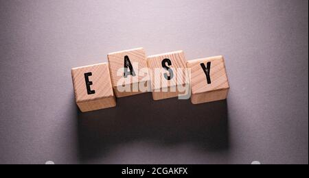 Einfaches Wort auf Holzwürfel geschrieben Stockfoto