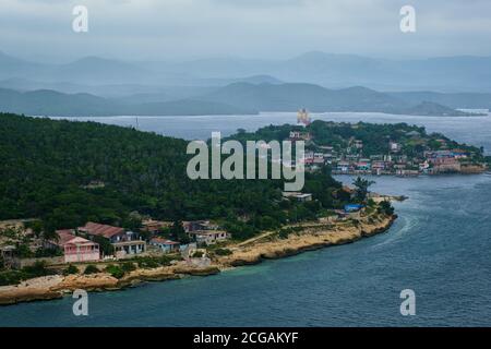 SANTIAGO DE CUBA, KUBA - CA. JANUAR 2020: Blick auf Cayo Granma in Santiago de Cuba Stockfoto