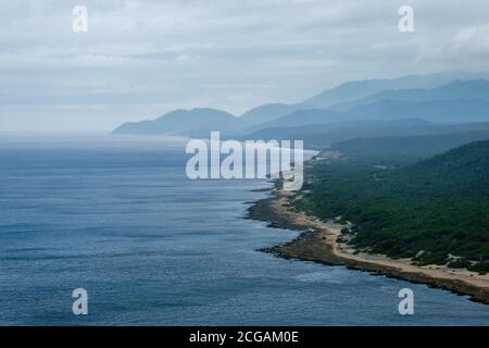 SANTIAGO DE CUBA, KUBA - CA. JANUAR 2020: Meer und Berge rund um Santiago de Cuba Stockfoto