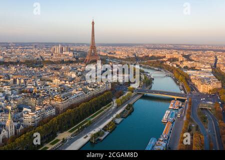 Über Paris Frankreich Europa Aerial Eiffelturm Wahrzeichen Tourismus und Herbstfarben Der Seine Stockfoto