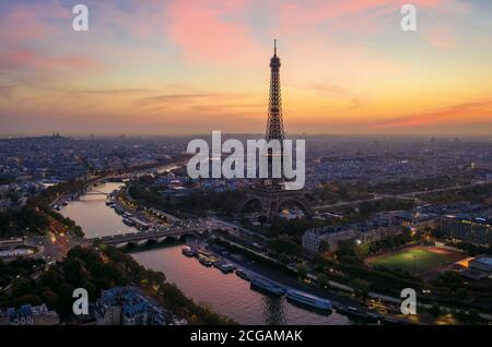 Über Paris Aerial Eiffel Tower und seine River Stockfoto