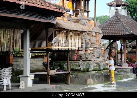 Bali Ubud Indonesien - Gebet in Pura Taman Saraswati Hindu Tempel Stockfoto