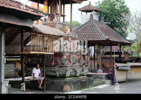 Bali Ubud Indonesien - Gebet in Pura Taman Saraswati Hindu Tempel Stockfoto