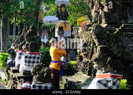 Bali Ubud Indonesien - Gebet in Pura Taman Saraswati Hindu Tempel Stockfoto