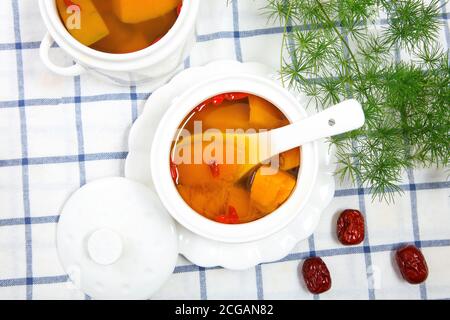 Chinesische Wolfsbeere Kürbissuppe Stockfoto