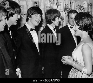 The Beatles - Ringo Starr, Paul McCartney, John Lennon, George Harrison, Princess Margaret, 'A Hard Day's Night' Premiere (1964) / Aktenzeichen # 34000-454THA Stockfoto