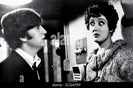 Anna Quayle, John Lennon, 'A Hard Day's Night' (1964) United Artists / File Reference # 34000-479THA Stockfoto