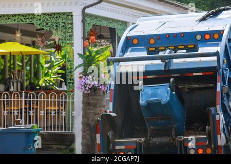 Urban kommunalen Recycling Müllsammler LKW Abfalleimer in Industriefahrzeug Stockfoto