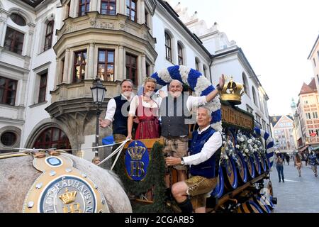 München, Deutschland. September 2020. Florian Boitin, Chefredakteur von Playboy Deutschland, (l-r) der Wiesnplaymate 2020, Natascha Hofmann, Geschäftsführer von Trachten Angermaier, Axel Munz, Und Brauereidirektor Dr. Michael Moeller zeigt sich bei der Vorstellung des Playboy Wiesn-Playmate 2020 vor dem Hofbräuhaus am Platzl auf einer Pferdekutsche der Hofbräu Brauerei. Das Playboy-Magazin präsentierte in diesem Jahr einen Wiesn-Playmate, obwohl das Oktoberfest aufgrund der Corona-Pandemie überhaupt nicht stattfindet. Quelle: Felix Hörhager/dpa/Alamy Live News Stockfoto