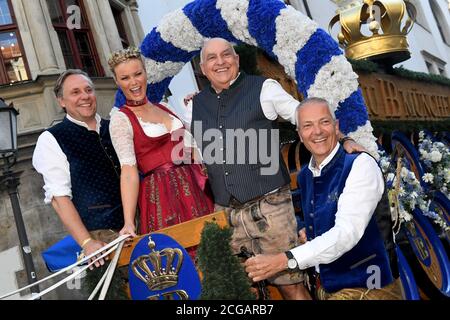 München, Deutschland. September 2020. Florian Boitin, Chefredakteur von Playboy Deutschland, (l-r) der Wiesnplaymate 2020, Natascha Hofmann, Geschäftsführer von Trachten Angermaier, Axel Munz, Und Brauereidirektor Dr. Michael Moeller zeigt sich bei der Vorstellung des Playboy Wiesn-Playmate 2020 vor dem Hofbräuhaus am Platzl auf einer Pferdekutsche der Hofbräu Brauerei. Das Playboy-Magazin präsentierte in diesem Jahr einen Wiesn-Playmate, obwohl das Oktoberfest aufgrund der Corona-Pandemie überhaupt nicht stattfindet. Quelle: Felix Hörhager/dpa/Alamy Live News Stockfoto