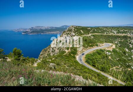 Blick auf die Kalksteinküste vom Aussichtspunkt Belvedere auf der Route des Crêtes, Nationalpark Calanques, Département Bouches-du-Rhône, Frankreich Stockfoto