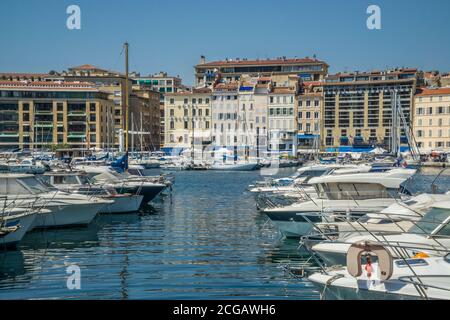 Motoryachten liegen in Vieux Port, dem alten Hafen von Marseille, Departement Bouches-du-Rhône, Frankreich Stockfoto