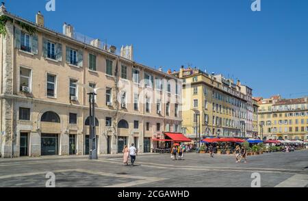 Cours Honoré-d'Estienne-d'Orves, prominenter Fußgängerplatz im Herzen der Arsenale, neben dem Alten Hafen von Marseille, Bouches-du-Rhône dep Stockfoto