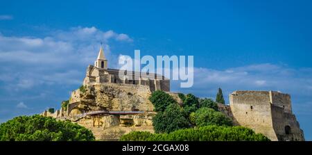 Blick auf die Kirche Saint-Sauveur und die mittelalterliche Festung Fos-sur-Mer, Département Bouches-du-Rhône, Südfrankreich Stockfoto