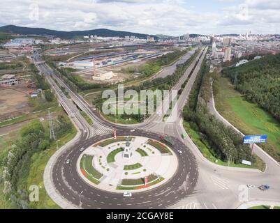 Suifenhe. September 2020. Luftaufnahme vom 9. September 2020 zeigt das Suifenhe Untergebiet der Heilongjiang Pilot Freihandelszone (FTZ) im Nordosten Chinas Heilongjiang Provinz. Auf einer Fläche von 19.99 Quadratkilometern hat das Suifenhe-Teilgebiet der Heilongjiang Pilot-Freihandelszone (FTZ) in diesem Jahr 308 Millionen Yuan (45 Millionen US-Dollar) erreicht, an denen rund 91,200 Grenzbewohner teilnahmen, so das Wirtschaftsministerium der Provinz. Quelle: Zhang Tao/Xinhua/Alamy Live News Stockfoto