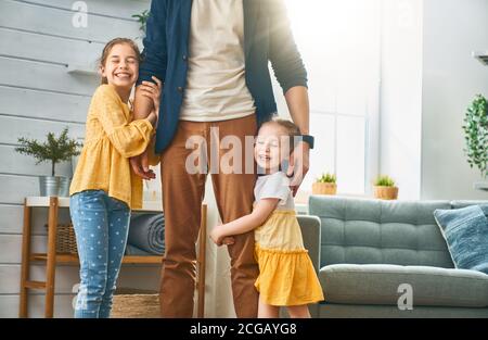 Glückliche liebevolle Familie. Papa und seine Töchter Kinder Mädchen spielen zusammen. Vatertag Konzept. Stockfoto