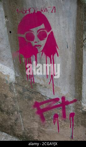 Hongkong, China: 25. März 2020. Kunstwerke auf der Pound Street Steps. Eine #imashoparazzi Schablonenarbeit an der Betonwand des Los Angeles Künstlers RT. Alamy Stock Stockfoto