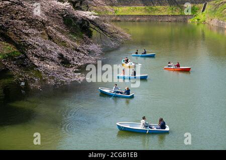 Menschen auf einer Bootsfahrt für Kirschblüten Blick auf Chidorigafuchi Graben in Tokio Stockfoto