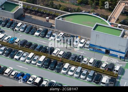 Luftaufnahme des Dachgartenparkplatzes in Japan Stockfoto