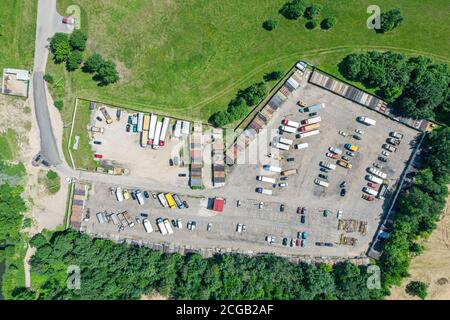 Luftaufnahme von oben von Lastwagen auf dem Parkplatz. Vorstädtischen Industriegebiet. Drohnen-Fotografie Stockfoto