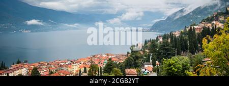 Landschaft des Comer Sees mit sehr bewölktem Himmel und Bergen, die in Norditalien liegt. Stockfoto