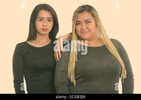 Jungen Asiatischen transgender Frau Hand ruht auf Fat asiatische Frau Stockfoto