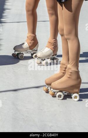 Beine von zwei Skater auf einer Eiskunstlaufbahn Roller Schlittschuhe und Strumpfhosen Stockfoto