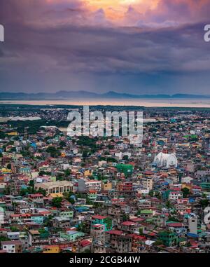 Sturmwolken sammeln sich über Manila Stockfoto