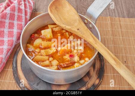 Teller der typischen Küche von Madrid, Spanien. Mondongo a la espanola oder cayos a la espanola. Hergestellt mit Kutteln, Fleisch, Chorizo, Kichererbsen und Kartoffeln in Stockfoto