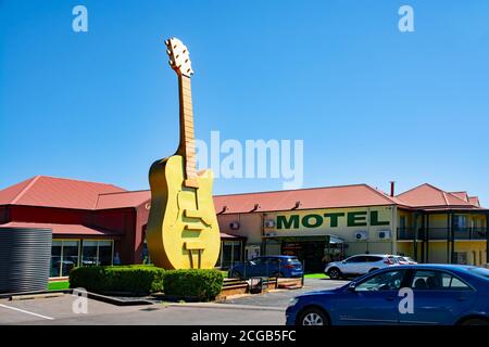 Die große goldene Gitarre in Tamworth Australien. Stockfoto