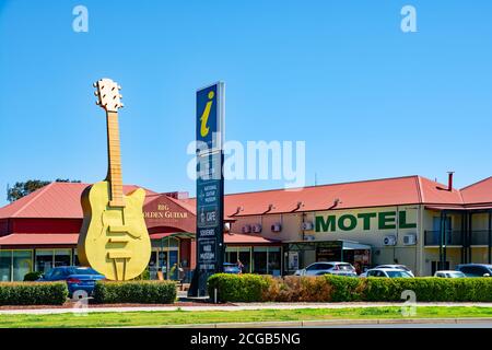 Die große goldene Gitarre in Tamworth Australien. Stockfoto