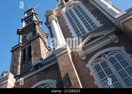 Fassade der berühmten Westerkerk Kirche auf der Prinsengracht in der Niederlande mit bluw Sky Stockfoto