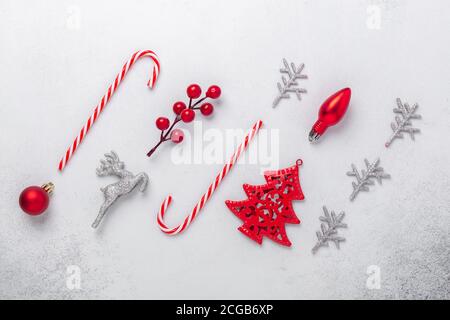 Weihnachtskomposition mit roten und silbernen Geschenken auf Steingrund. Weihnachtsfeiertag 2021 Feier. Flat Lay, Draufsicht, Kopierbereich - Bild Stockfoto