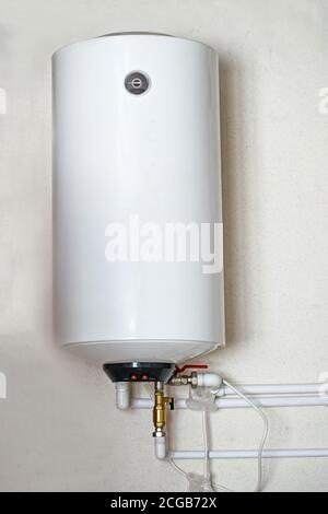 Elektrischer Wasserkocher Boiler an der Wand im Haus. Stockfoto