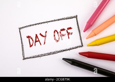 TAG FREI. Arbeit, Studium, Unterhaltung und Erholung Konzept. Text auf einer weißen Seite. Pastellfarben Stockfoto