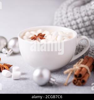 Weiße Tasse mit Kaffee und Marshmallow, Pullover, Zimt. Gemütliche weihnachtskomposition. Hygge Concept Soft Focus - Bild Stockfoto