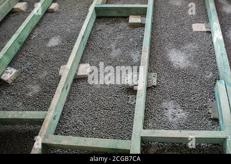 Bodenkonstruktion. Details aus Holz, Nivellierung und Präzision. Zement und Ziegel Stockfoto