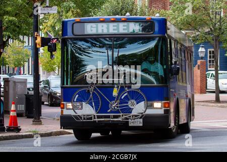 Annapolis, MD, USA 08/25/2020: Ein blauer Bus biegt an der Ampel in der Innenstadt von Annapolis links ab. Der Fahrer trägt eine Gesichtsmaske. Das ist es Stockfoto