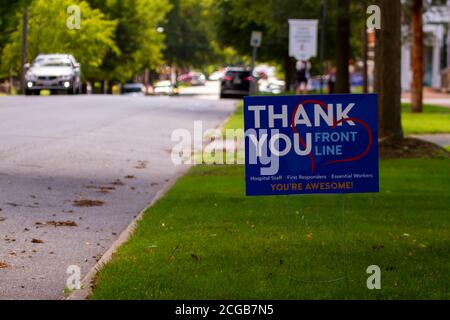 Chestertown, MD, USA 08/30/2020: Nahaufnahme eines Yard-Schildes an der Straße, das allen medizinischen Mitarbeitern an vorderster Front für ihre ef "Danke" sagt Stockfoto