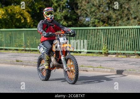 KTM Scrambler Bike No. 187, Motorradfahrer; Zweiradtransport, Motorräder, Fahrzeug, Straßen, Motorräder, Motorradfahrer fahren in Chorley, UK Stockfoto