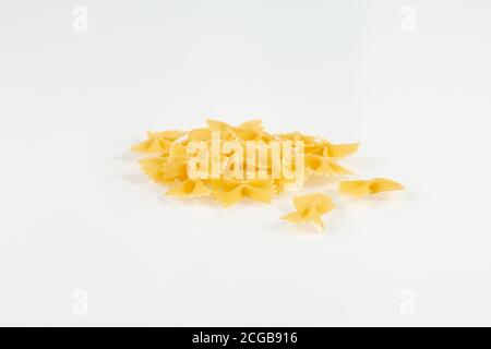 Farfalle Pasta isoliert auf weißem Hintergrund. Haufen von trockenen Farfalle Pasta. Nudelgerichte mit Fliege Stockfoto