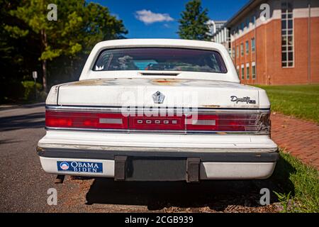 Chestertown, MD, USA 08/30/2020: Rückansicht eines sehr alten weißen rostigen Dodge Dynasty LE Autos, das draußen auf der Straße parkte. Es hat verrostete und zerbrockte Schmerzen Stockfoto