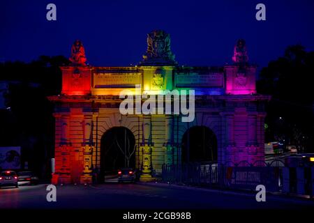 Portes des Bombes in Floriana Malta, beleuchtet für das Gay Pride Wochenende Stockfoto