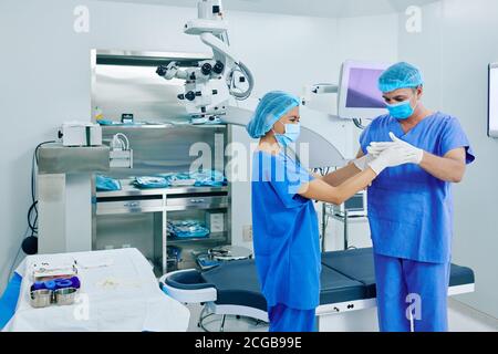 Arzt und Krankenschwester im OP-Saal Stockfoto